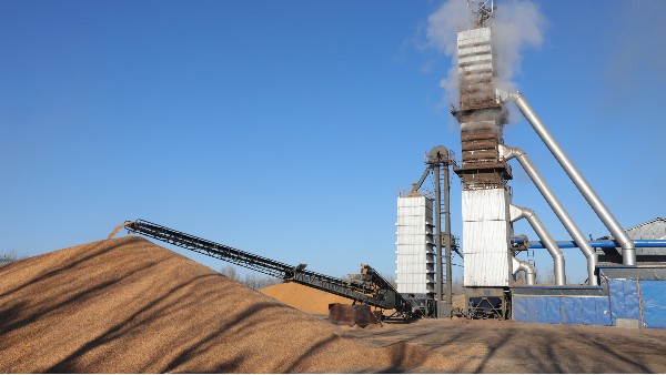 烘糧噸成本降至28元！300噸烘干塔用上秸稈直燃熱風(fēng)爐，相比燃煤一天節(jié)省一萬六！